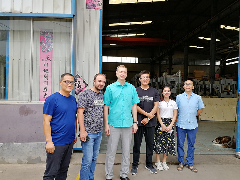 俄罗斯客户到厂验收机器，获得客户一致好评